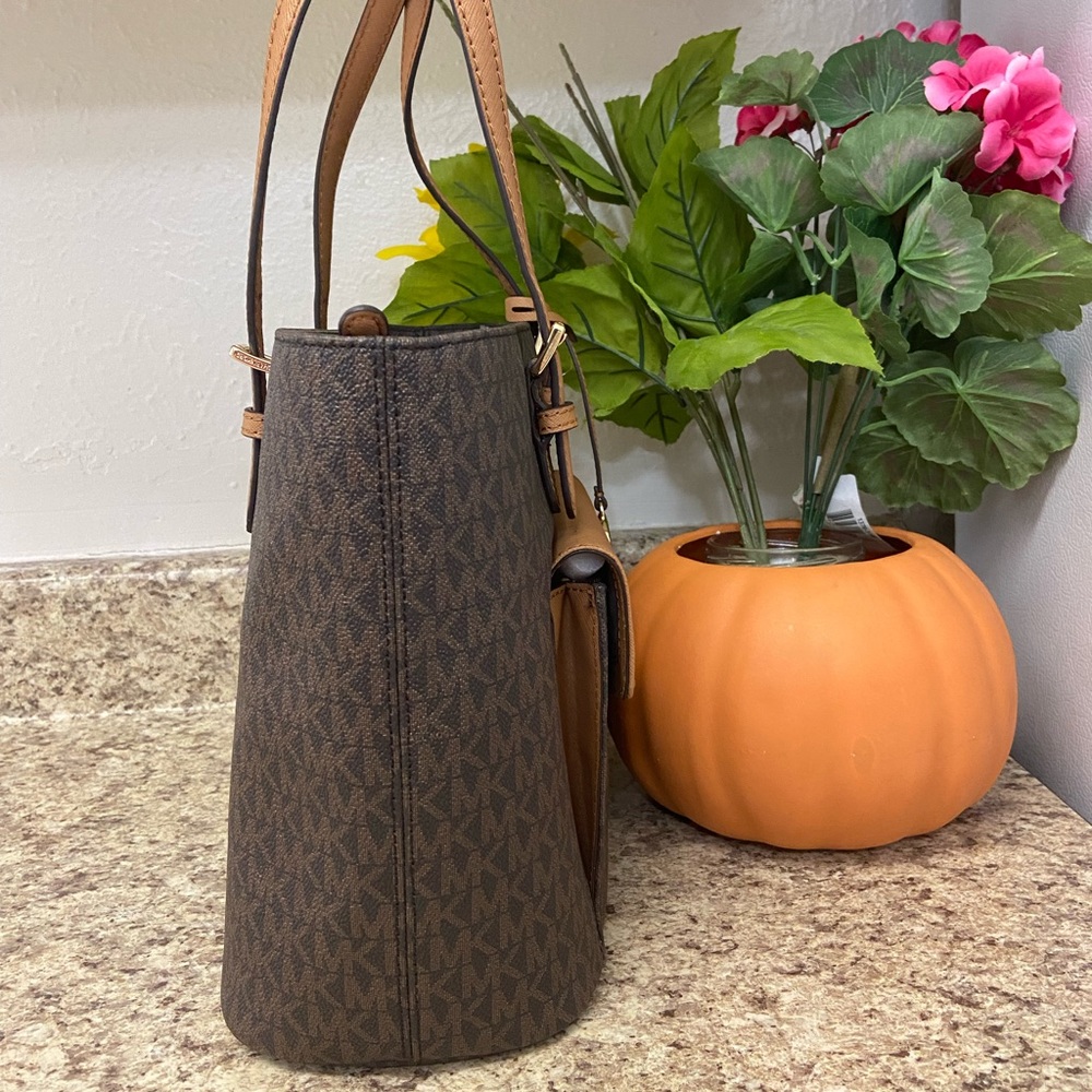 Michael KORS Medium Front Pocket Tote - Picture 8 of 14